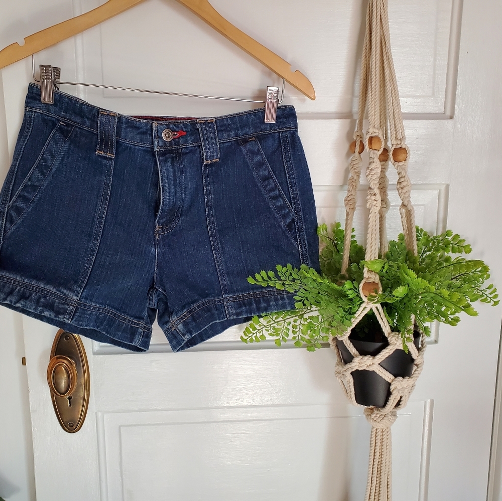 Vintage Tommy Hilfiger shorts with fun details